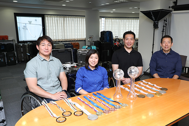 チェアスキー代表選手2019訪問時の1枚。村岡桃佳選手、鈴木猛史選手と