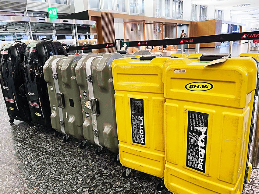 チェアスキー代表選手2019訪問時の1枚。村岡桃佳選手、鈴木猛史選手と