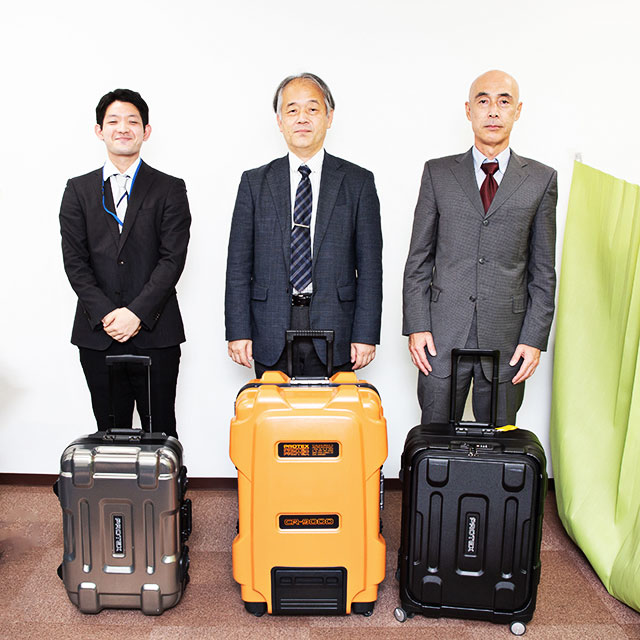 PROTEXキャリーを車両に積み込む様子